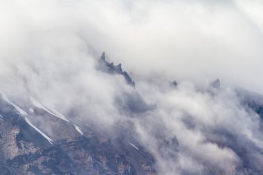Kraterdeki yoğun sis 