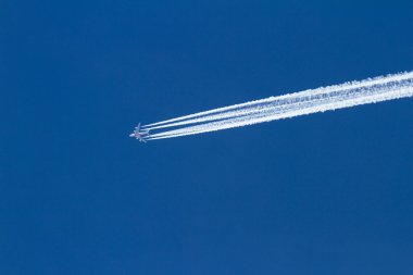 Emirates uçak ve iz