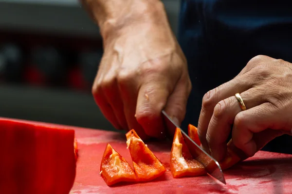 Slicing tomatoes — Stock Photo, Image