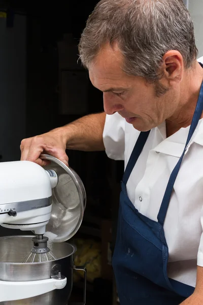 Chef-kok op het werk — Stockfoto