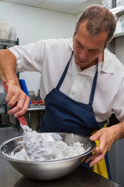 Chef malzemeler karıştırma — Stok fotoğraf