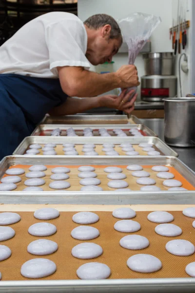 准备法国蛋白杏仁饼干 — 图库照片