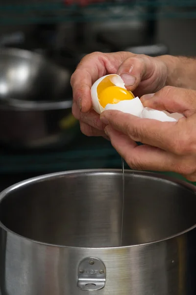 Separating the yolk from the whites — Stock Photo, Image
