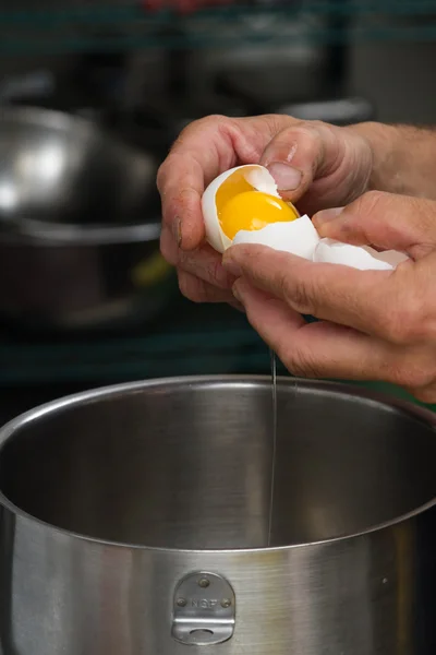 Separando la yema de las claras — Foto de Stock