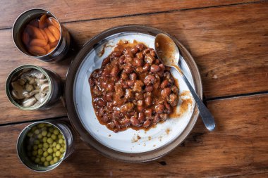 Ulusal Konserve Yemekler Günü konsepti olarak tabakta soğuk ve konserve sebze servisi..