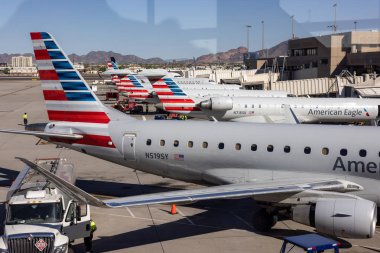 PHOENIX, ARIZONA, ABD, NOVEMBER 09, 2025: Phoenix Sky Harbor Uluslararası Havalimanı 'nda (PHX) sergilenen bir Amerikan Eagle bölgesel jetinin (Embraer E-Jet) kuyruk ve gövdesinin yakın görüntüsü 