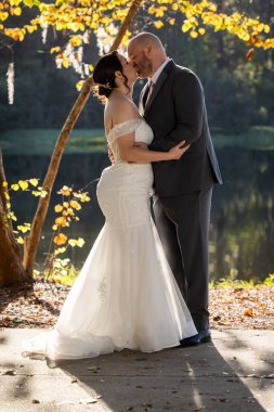 Güzel bir çiftin (gelin ve damat) evliliklerini kutladığı samimi ve zarif bir düğün portresi..