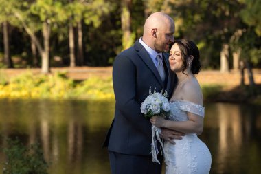 Güzel bir çiftin (gelin ve damat) evliliklerini kutladığı samimi ve zarif bir düğün portresi..