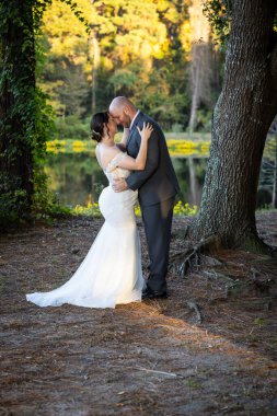 Güzel bir çiftin (gelin ve damat) evliliklerini kutladığı samimi ve zarif bir düğün portresi..