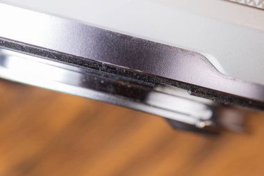 Hasarlı plastik hava mührünün makro görüntüsü tamir edilmesi gereken profesyonel bir mercekte..