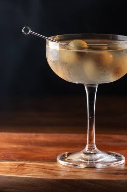 Güzel ve dramatik ışıklandırma 3 zeytinli martini.