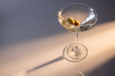 Güzel ve ferahlatıcı Martini, iki zeytinli, gölgeli ve renkli..