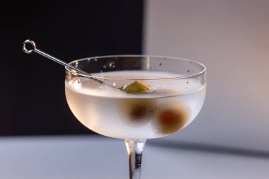 Güzel ve ferahlatıcı Martini, iki zeytinli, gölgeli ve renkli..