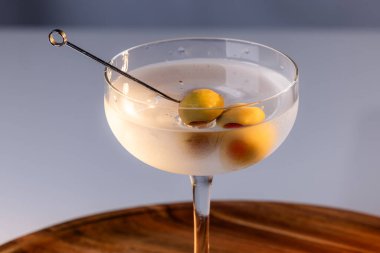 Güzel ve ferahlatıcı Martini, iki zeytinli, gölgeli ve renkli..