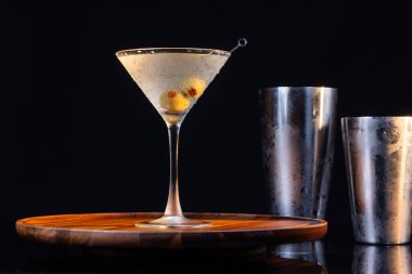 Votka martininin yüksek kontrastlı görüntüsü servis edilir ve soğutulur..