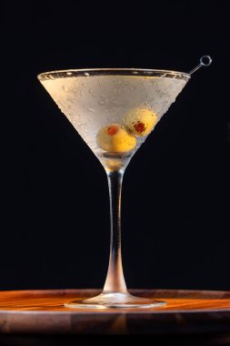 Votka martininin yüksek kontrastlı görüntüsü servis edilir ve soğutulur..