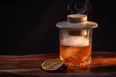 Aromatik duman Eski moda bir kokteylin üstüne eklendi