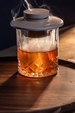 Aromatik duman Eski moda bir kokteylin üstüne eklendi