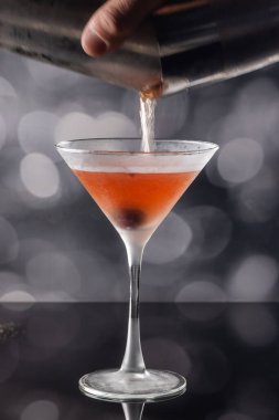 Viski kokteyli ya da Manhattan, vişne ile süslenmiş..