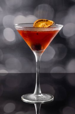 Viski kokteyli ya da Manhattan, vişne ile süslenmiş..