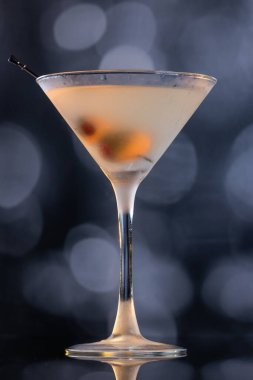 Votka martininin yüksek kontrastlı görüntüsü servis edilir ve soğutulur..