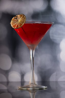Limon tekeriyle süslenmiş güzel bir kozmopolit kokteyli.