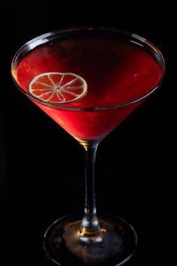 Limon tekeriyle süslenmiş güzel bir kozmopolit kokteyli.