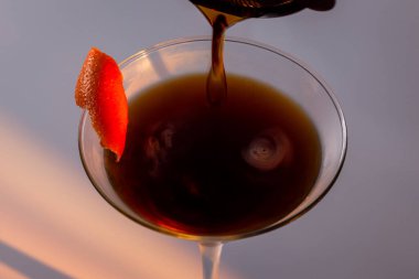 Portakal Bükme ve Dramatik Gölge Işıklı Siyah Espresso Martini