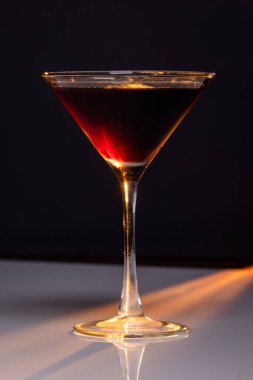 Siyah Martini, sert bir ışıktan gelen ılık bir tonla Black Bar 'da.