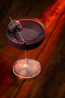 Çürümüş Koyu Çikolatalı Martini ve Çilekli Mantarlı Garnitür.