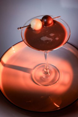 Siyah ve beyaz bir çikolata mantarı ile süslenmiş, siyah ve beyaz bir çikolata karışımının yakın plan profili, çarpıcı ışıklandırmayla beyaz bir arka plana kurulmuş..