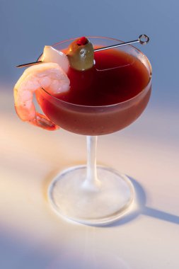 Kanlı Mary Martini 'yi, dramatik yüksek anahtarlı beyaz bir yüzeye yakın çekim..