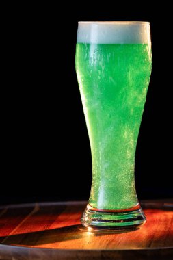 Yenebilir sim kullanarak Aziz Patrick Günü kutlamaları için yeşil bira.