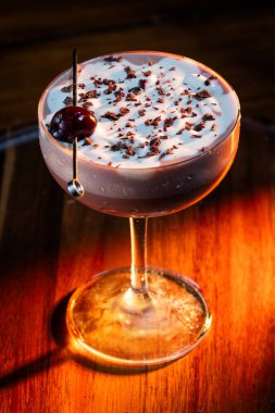Sevgililer Günü çikolatalı martinisi, kirazlı ve dramatik ışıklandırmalı.