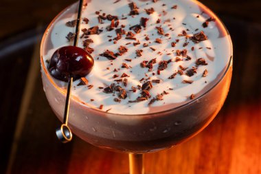 Sevgililer Günü çikolatalı martinisi, kirazlı ve dramatik ışıklandırmalı.