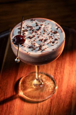 Sevgililer Günü çikolatalı martinisi, kirazlı ve dramatik ışıklandırmalı.