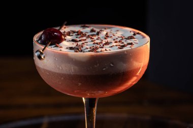 Sevgililer Günü çikolatalı martinisi, kirazlı ve dramatik ışıklandırmalı.