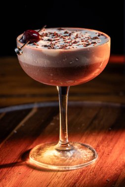 Sevgililer Günü çikolatalı martinisi, kirazlı ve dramatik ışıklandırmalı.