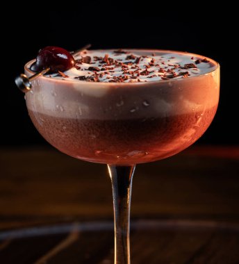 Sevgililer Günü çikolatalı martinisi, kirazlı ve dramatik ışıklandırmalı.