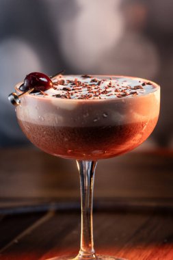Sevgililer Günü çikolatalı martinisi, kirazlı ve dramatik ışıklandırmalı.
