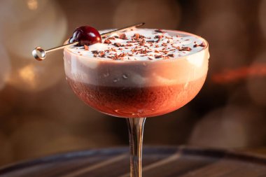 Sevgililer Günü çikolatalı martinisi, kirazlı ve dramatik ışıklandırmalı.