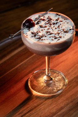 Sevgililer Günü çikolatalı martinisi, kirazlı ve dramatik ışıklandırmalı.