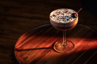 Sevgililer Günü çikolatalı martinisi, kirazlı ve dramatik ışıklandırmalı.