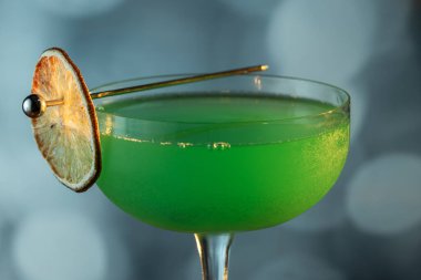 Ahşap tepside canlı renkte, sert dramatik ışıklandırmalı klasik yeşil içecek.