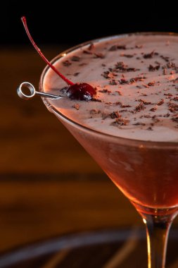 Sevgililer Günü çikolatalı martinisi, kirazlı ve dramatik ışıklandırmalı.