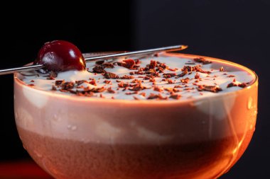 Sevgililer Günü çikolatalı martinisi, kirazlı ve dramatik ışıklandırmalı.