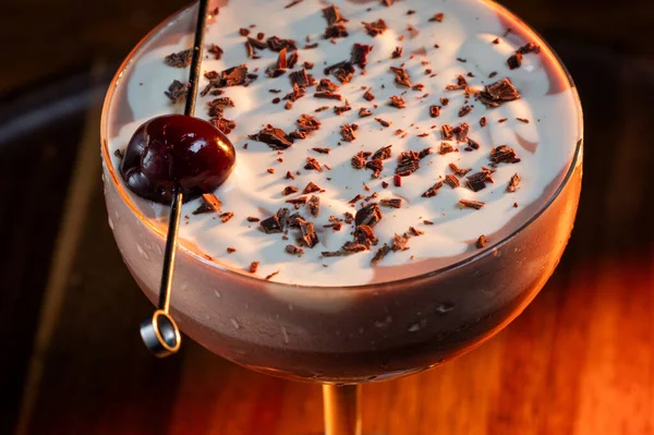 Sevgililer Günü çikolatalı martinisi, kirazlı ve dramatik ışıklandırmalı.