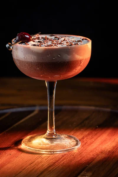 Sevgililer Günü çikolatalı martinisi, kirazlı ve dramatik ışıklandırmalı.