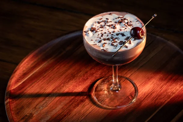 Sevgililer Günü çikolatalı martinisi, kirazlı ve dramatik ışıklandırmalı.