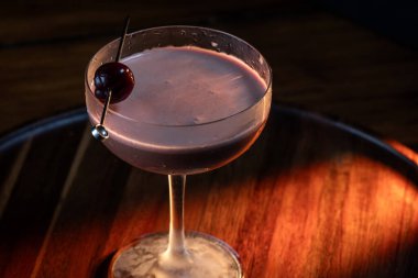 Sevgililer Günü çikolatalı martinisi, kirazlı ve dramatik ışıklandırmalı.